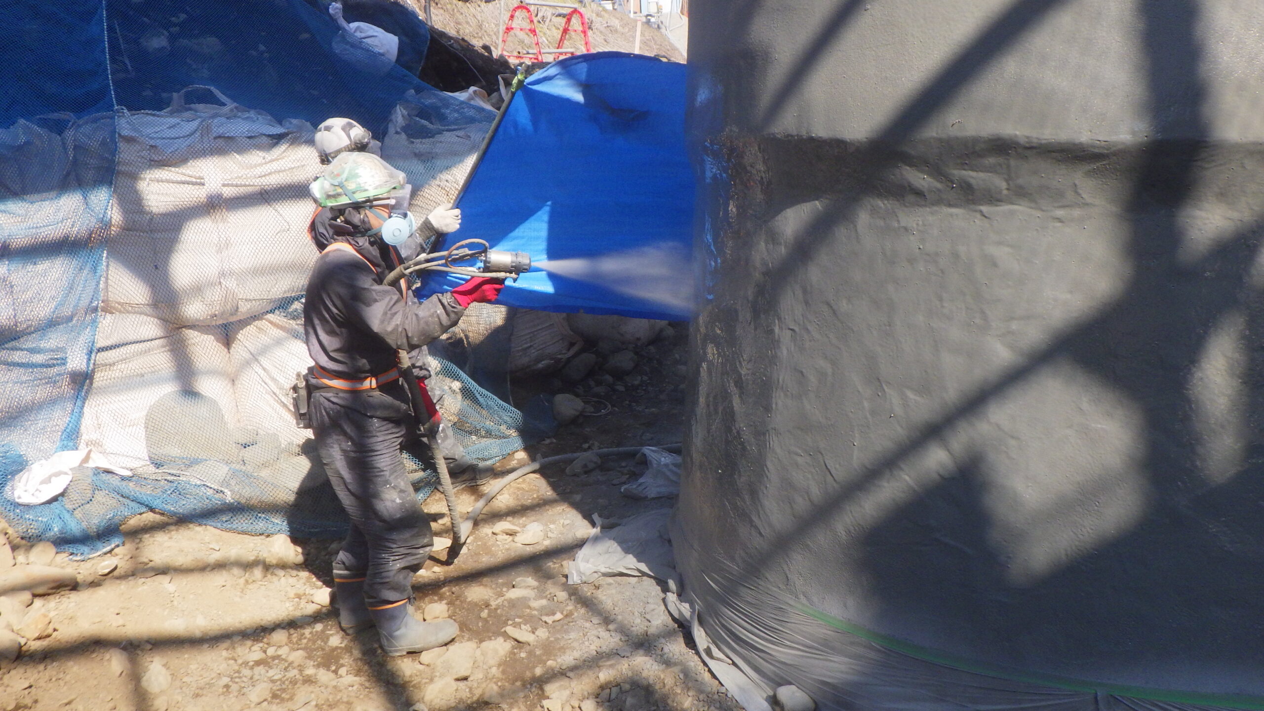 ポリウレア施工実績 私鉄　河川橋脚耐震補強工事（補強・防水）NUKOTEポリウレアST